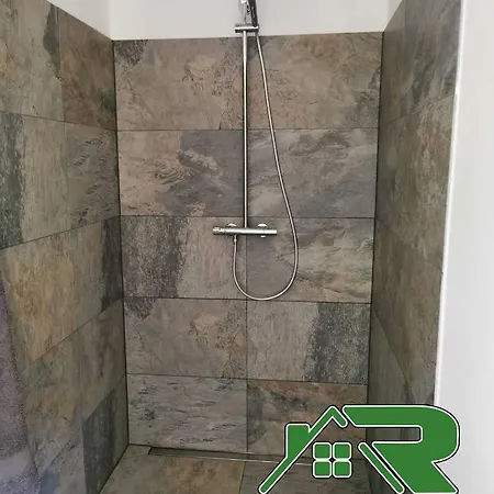 Robert ゲストハウス 4*